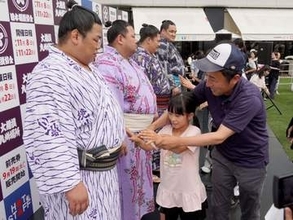 「ハイタッチ」ならぬ「腹タッチ」！お相撲さんのお腹触ってみた　福岡市で人気力士の「腹タッチ会」九州場所PR