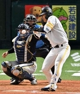 球場騒然…ソフトバンク石塚綜一郎が顔面に死球受け担架で運ばれる　オリックス・マチャドは危険球退場