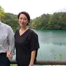 「旦那様も素敵」55歳での初婚から6年〝顔出し〟医師の夫と夫婦旅行！床嶋佳子に反響「いい顔してる」「観光スポットをお忍びデート♡」
