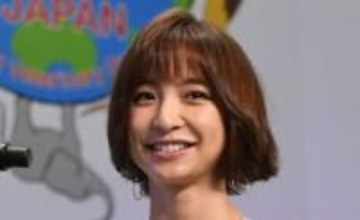 「私事ですが」「私や娘を大事にしてくれる方」突然の衝撃発表から1年…元AKB人気メンバー〝横並び2S〟に「39歳なの!?篠田麻里子」「ずっと綺麗」の声　ドラマオフショットが話題