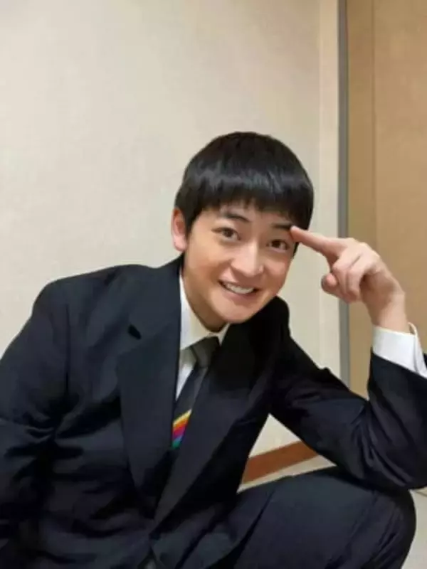 「‪へっ？まってまってまって…」博多弁少年演じた朝ドラ俳優が〝衝撃〟姿！高橋文哉の最新ショットに驚き「おお!?」「これはちょっと…」実写化映画のビジュアルが話題