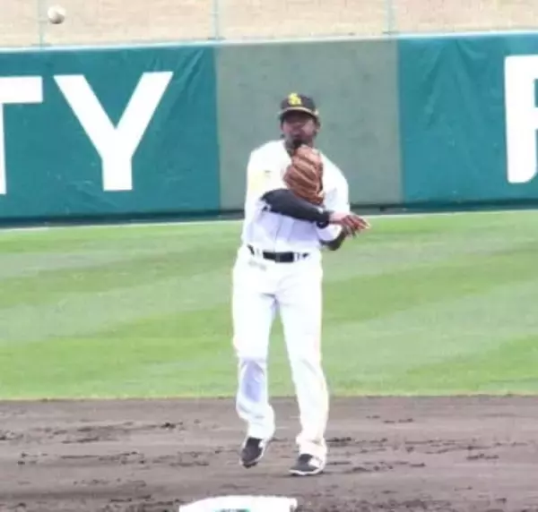 ソフトバンクのキューバ出身18歳、初の対外試合でマルチ安打　得意の守備で失策も「今日よりいいプレーできるように」