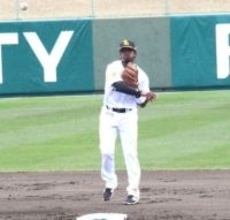 ソフトバンクのキューバ出身18歳、初の対外試合でマルチ安打　得意の守備で失策も「今日よりいいプレーできるように」