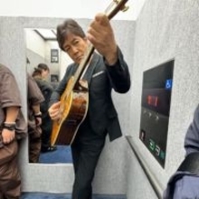 「アゴ乗せてカメラ目線可愛い」野口五郎と愛犬〝甘～い生活〟ショットに「空ちゃんナイス」「リラックスできたかな」