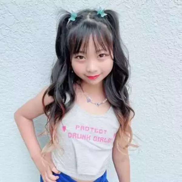 「これお母さんよね??」小学生モデル〝卒業式〟ショットに「マジか」「コスプレしてるかと」の声