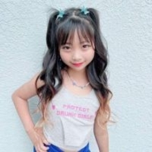 「これお母さんよね??」小学生モデル〝卒業式〟ショットに「マジか」「コスプレしてるかと」の声