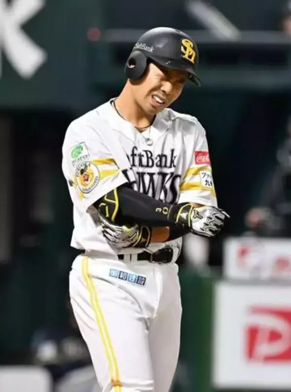 ソフトバンク近藤健介、右肘付近に死球　苦悶の表情　ベンチ裏で手当て受けプレー続行
