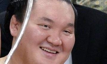「想像以上にイカつい」甲子園に現れた白鵬翔さんのファッションが話題「横綱　ロイヤルシート！」「珍しく本当に大物」