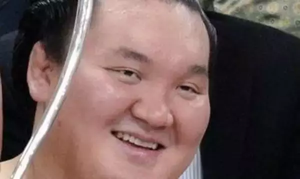 「想像以上にイカつい」甲子園に現れた白鵬翔さんのファッションが話題「横綱　ロイヤルシート！」「珍しく本当に大物」