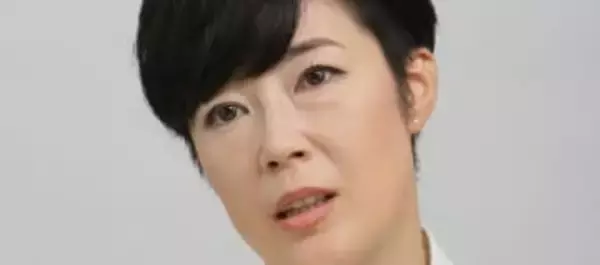 「お目々は全然変わってない」寺島しのぶ〝幼い頃のおかっぱ頭〟雛祭りショットに反響「抱っこしてる人、しのぶさんに似てる」