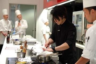 「憶測で批判すな」登録者数130万超の有名シェフ公開〝深夜の厨房清掃〟に絶賛の声「素晴らしいの一言」「衛生管理も大事だし、従業員の生活も大事」労働環境への危惧も
