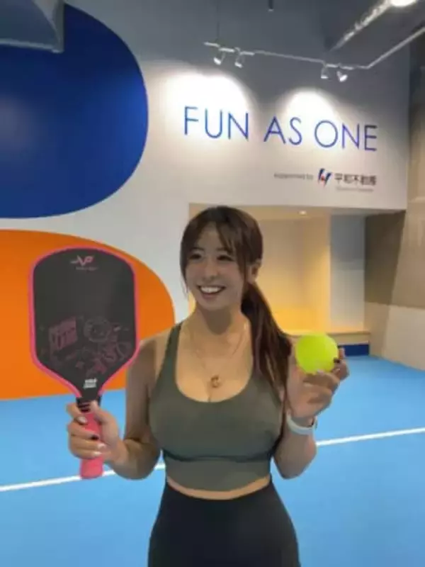 「すんごい」水着で〝爆飲み〟30歳テニスプレイヤーに「スタイル良過ぎる」「めちゃ強そう」