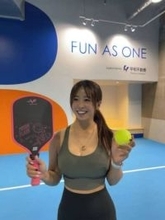 「すんごい」水着で〝爆飲み〟30歳テニスプレイヤーに「スタイル良過ぎる」「めちゃ強そう」