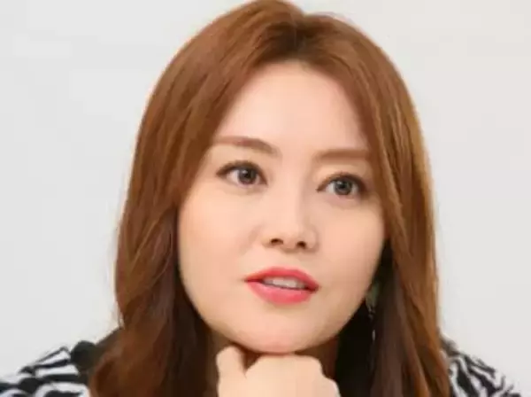 49歳観月ありさ〝膝はるか上〟マイクロミニショットに騒然「別格とはこのこと」「かっっっっっこよ!!!!!!」「日本人では中々いない…」