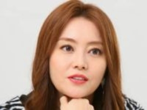 49歳観月ありさ〝膝はるか上〟マイクロミニショットに騒然「別格とはこのこと」「かっっっっっこよ!!!!!!」「日本人では中々いない…」