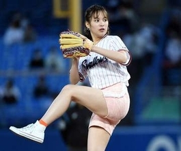 「今回はちょっとヤバ目な案件…」関水渚〝拘束ショット〟に「ハードな撮影お疲れ様です」「ハラハラドキドキ…」の声