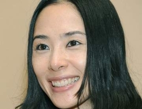 「最近見ないと思ってたら…」前髪下ろし…深津絵里〝映画登場〟姿に再脚光「掛け合いがいい」「普段見られない感じの弾けた演技」