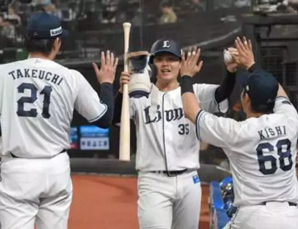 西武ドラフト3位の〝3代目〟秋山俊がプロ初安打、田中晴也から右前へ好機拡大