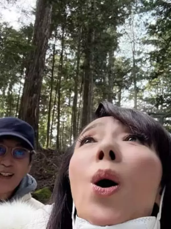 「浅野ゆう子を射止めるだけある」〝57歳で初婚〟女優、一般男性の夫〝ドアップ顔出し〟寿司デート姿に「ゆう子さんの表情が可愛らしい」の声