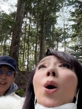 「浅野ゆう子を射止めるだけある」〝57歳で初婚〟女優、一般男性の夫〝ドアップ顔出し〟寿司デート姿に「ゆう子さんの表情が可愛らしい」の声