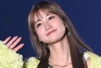 「ドアップで見ちゃった笑」〝よく見たら見えてる〟超ミニ姿、生見愛瑠に釘付け「ほんまやぁ!」「合成みたい」「大人だなぁ♡」