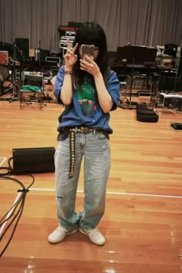 45歳で「年下ファン」と結婚、50歳ミュージシャン〝すっぴん風〟近影に「まっっっっったく見えん！」「なんてこった」反響続々