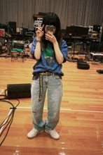 45歳で「年下ファン」と結婚、50歳ミュージシャン〝すっぴん風〟近影に「まっっっっったく見えん！」「なんてこった」反響続々