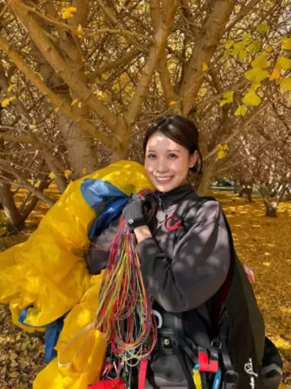 「こ…これは…」「マジかよ」25歳〝お天気お姉さん〟ミニ丈のクリスマスコスプレに「ト、トナカイ!?」「ありがとうありがとう」の声