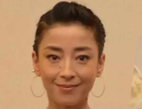 「気になって仕方ない」背中からタトゥーあらわ…宮沢りえ大胆ドレス姿に「頭が全然追いつかない」「52歳って信じられる？」