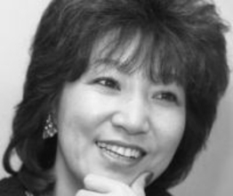 義息は人気お笑い芸人、大物歌手「そっくり」娘とお出かけ3ショットに反響「3人一緒めずらしい」「自撮り、思わず笑っちゃった」