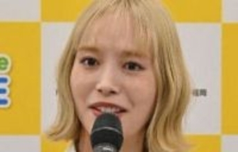 「こんな子歩いてたら2度見するよ」井桁弘恵〝JK制服ショット〟に「10年経ってもまだまだイケるネ」の声