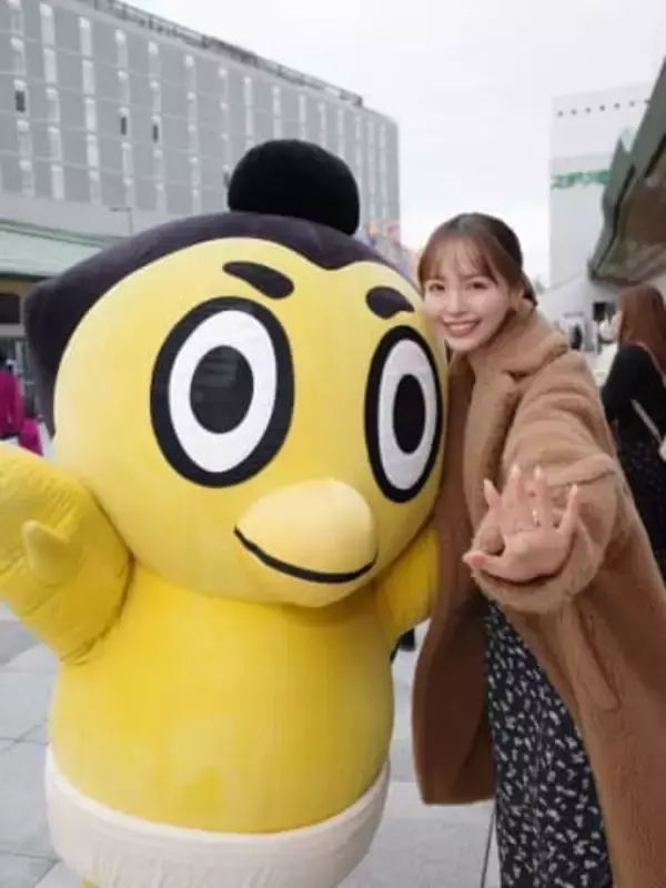 「スー女なんですね」人気女優が〝相撲女子〟山根千佳と〝お忍び〟観戦2ショット「メガネと髪型？でこんなにイメージ変わるんですね」