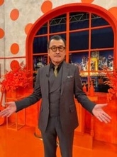 「ヤンドクでなくてヤクトク」人気女優の肩を抱き…吉田鋼太郎〝両手に花〟写真に「何と羨ましい」「本当の家族に見えますね」