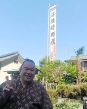 「同級生と再会」日大相撲部出身のお笑いタレント〝幕内力士と2ショット〟に反響「今は俺の方が体重がある」義江和也が披露