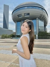 「お姉さん40代ってホンマ⁉︎」〝生脚ショット〟気象予報士・穂川果音の近影に「目のやり場に困る」「分かっていても目が行く！」と衝撃