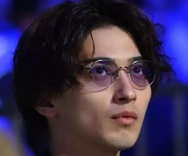 「何事ですか⁈」横浜流星〝激変〟シルバーヘアの最新ショットに反響「王子様降臨」「なんでも似合っちゃう」