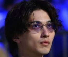 「何事ですか⁈」横浜流星〝激変〟シルバーヘアの最新ショットに反響「王子様降臨」「なんでも似合っちゃう」