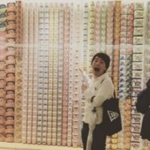 母方の祖父は大手銀行の元会長、父方の祖父は江戸時代からの大地主、祖母も…セレブ育ち芸人〝自宅〟ショットに「なんと‼」「こういうの良い」の声　カモシダせぶんの投稿が話題