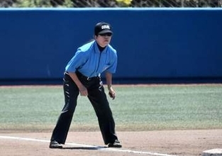 専業主婦から50歳を過ぎてアンパイアへ「野球が好き」の思いで選択　この春大学リーグでジャッジ
