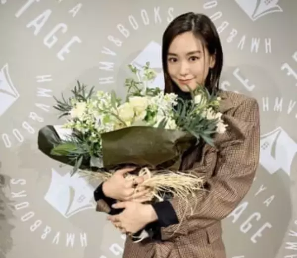 「え、どなた⁉」「こんな姿初めて…」人気俳優と電撃婚から8年…〝激変〟ママとなった36歳・桐谷美玲の姿に衝撃「新鮮でかっこいい」「素敵」