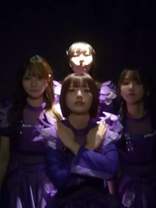 「再現度高すぎんだろ」あの〝外人4コマ〟と完全一致！アイドル投稿にSNS騒然「暗さまでどうやって再現してんの」「見覚えありすぎる」