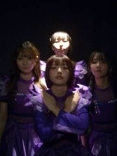 「再現度高すぎんだろ」あの〝外人4コマ〟と完全一致！アイドル投稿にSNS騒然「暗さまでどうやって再現してんの」「見覚えありすぎる」