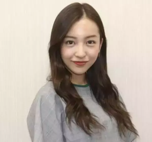 「冷えは禁物ですよ」実業家・板野友美ミニスカ生脚に「一児の母とは思えない」「維持してるのは素晴らしいと思う」