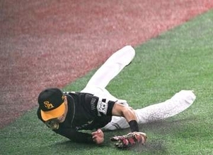 「どうかなと思ったけど…」　ソフトバンク周東佑京、超絶ファインプレーを可能にした1球前の準備　「めっちゃ先でした。危なかった」
