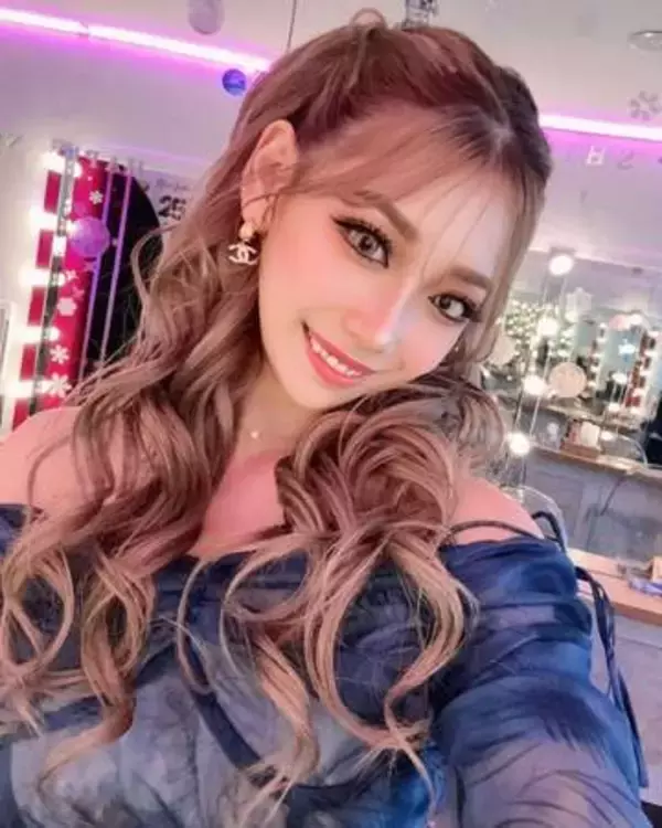 「別人みたい」「こんなドレスでエモい」水ダウ100万円払って出演、ギャルモデル・あおぽん、背中ザックリショットに反響続々「最近テレビで見ないけど…」