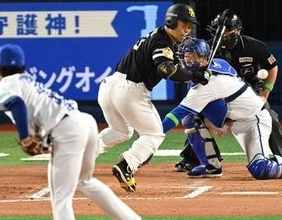 ソフトバンク近藤健介にアクシデント　右足首付近に死球で立ち上がれずそのまま途中交代…