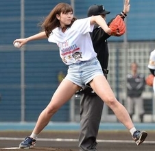 「なんつ～ものを」神スイングから11年…稲村亜美〝胸に貝殻〟サンドート海辺ショットに「作品の下に亜美ちゃん埋まってたりして」