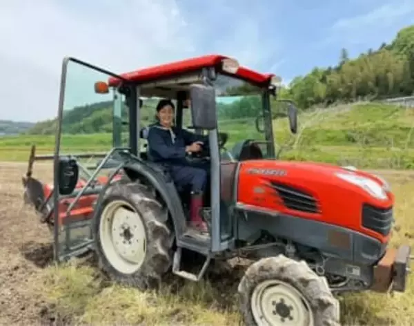 還暦祝いは〝赤いつなぎ〟⁉故郷へ移住し畑仕事…財前直見の最新ショットに反響「赤いちゃんちゃんこの代わりですね」「ずっと憧れで目標の直見さん！」