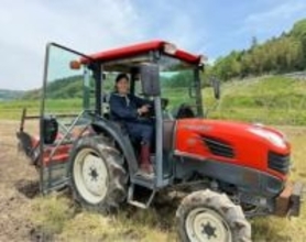 還暦祝いは〝赤いつなぎ〟⁉故郷へ移住し畑仕事…財前直見の最新ショットに反響「赤いちゃんちゃんこの代わりですね」「ずっと憧れで目標の直見さん！」