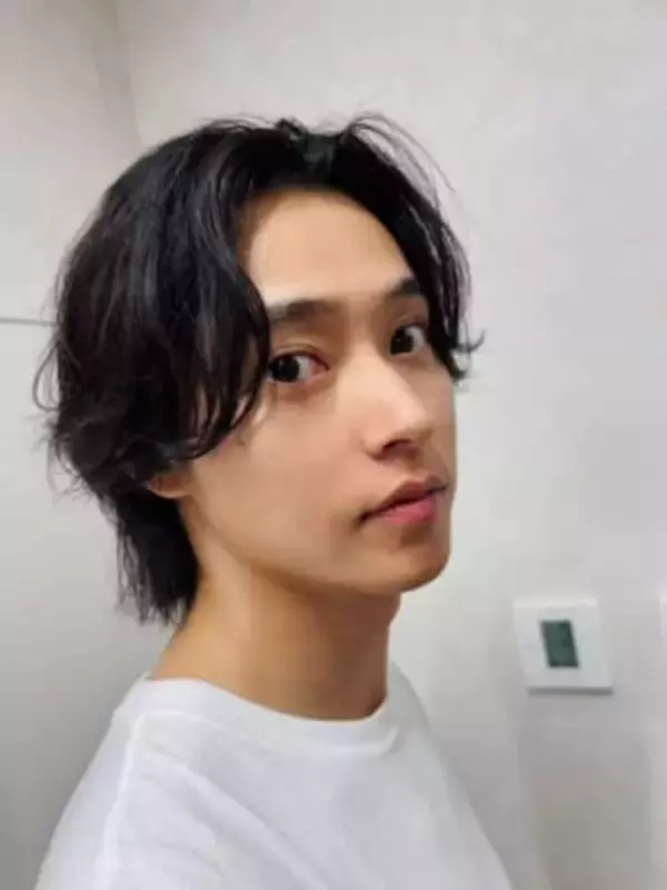 「ビジュ良すぎて滅!」山﨑賢人〝滅ポーズ〟の近影にM!LK佐野も反応！「賢人が滅すぎて滅!」「やばい！！！ 滅やってくれてるのアツすぎる」